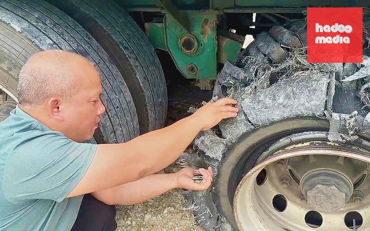 Sáng 'nhặt đinh' tối vá lốp trên cao tốc vì mảnh sắt nhọn rơi khắp mặt đường - Ảnh 2.