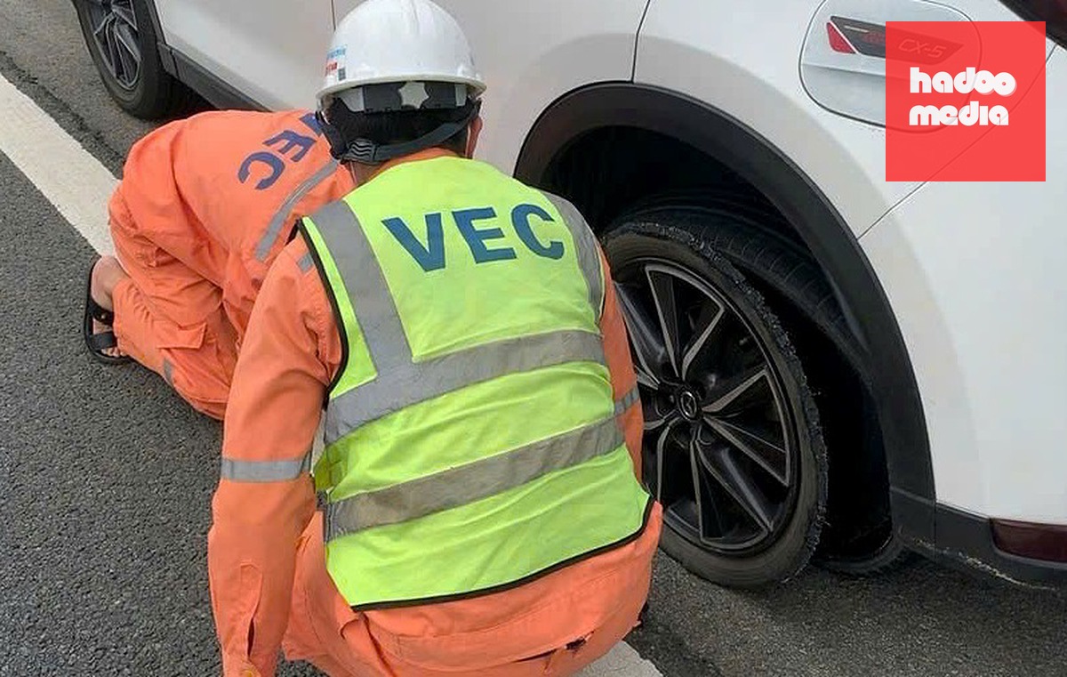 Lực lượng vận hành cao tốc hỗ trợ thay lốp xe của người dân - Ảnh: Đơn vị cung cấp