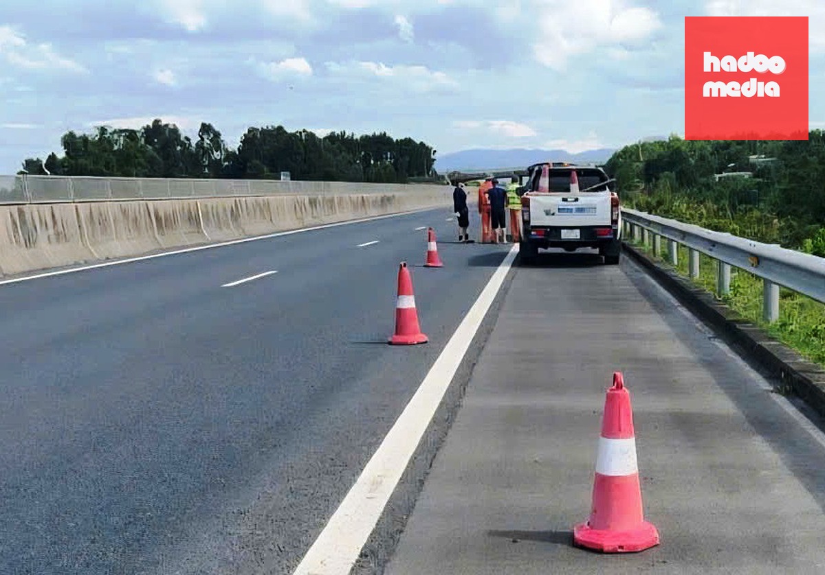 Một chiếc xe thủng lốp vì va phải vật nhọn được đơn vị cảnh giới an toàn và hỗ trợ thay lốp - Ảnh: Đơn vị cung cấp