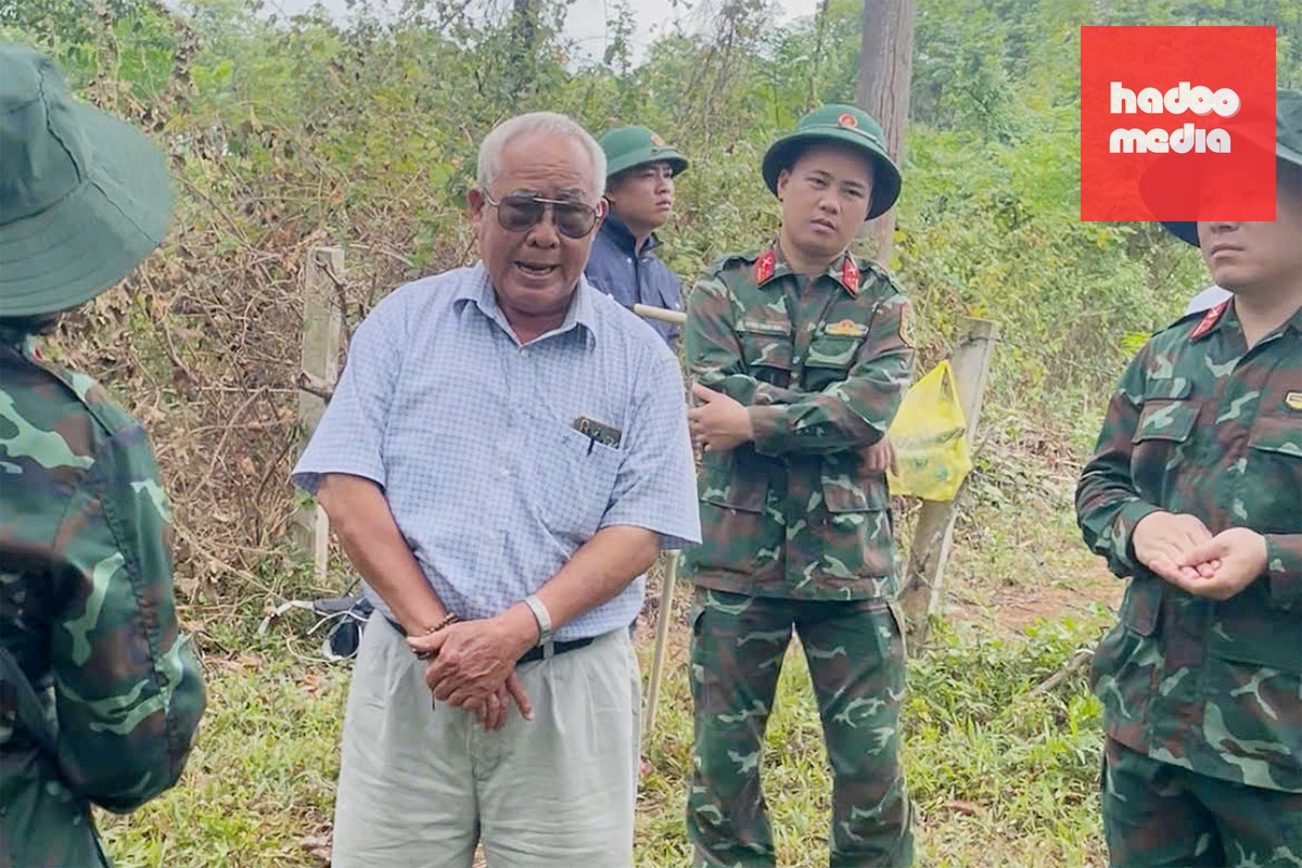 Nhân chứng cùng với bộ đội tìm kiếm vị trí trận đánh Cồn Tiên năm 1967 - Ảnh: T.O