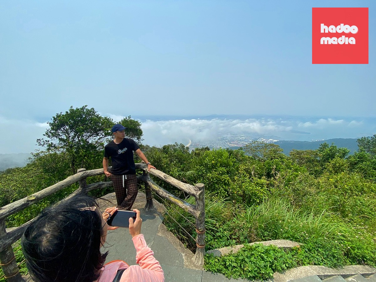 Du khách khi tham quan, trekking trên bán đảo Sơn Trà được khuyến cáo đi theo các tuyến hướng dẫn, lưu ý không tự ý đi xuống các khu vực bị cấm - Ảnh: TRƯỜNG TRUNG