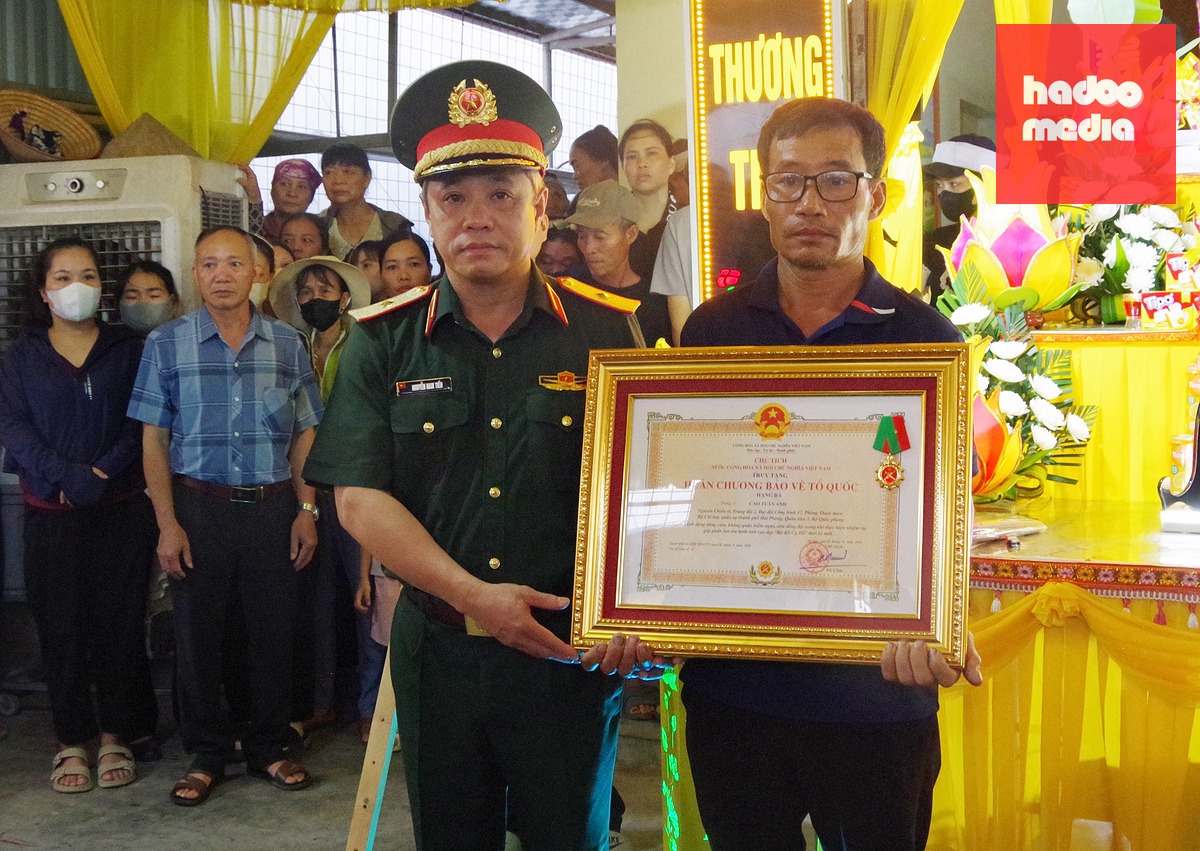 Thừa ủy quyền của Chủ tịch nước, Thiếu tướng Nguyễn Nam Tiến đã trao Huân chương Bảo vệ Tổ quốc hạng ba cho thân nhân trung sĩ Cao Tuấn Anh - Ảnh: QK3