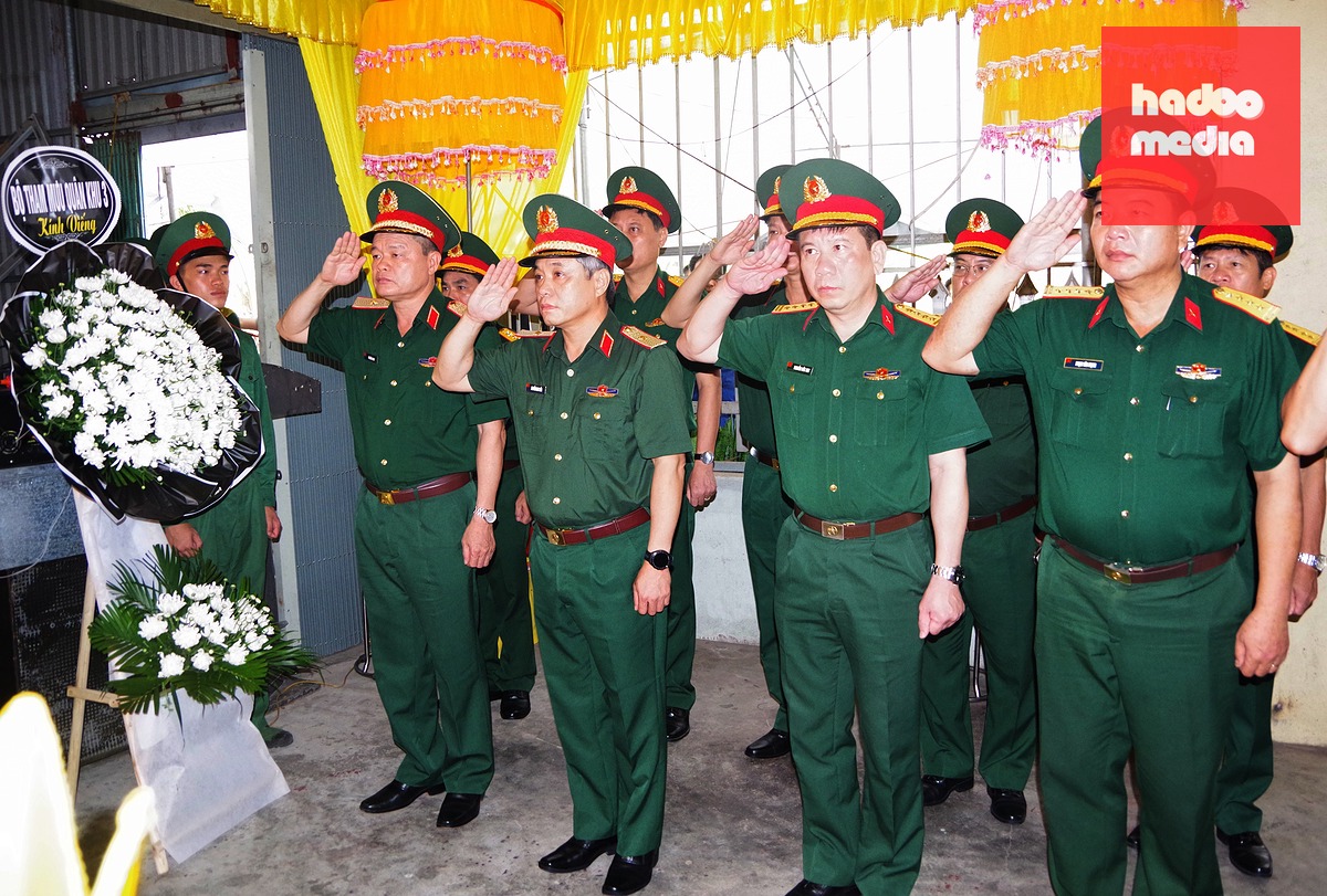 Đoàn Quân khu 3 thắp hương và dành một phút mặc niệm trung sĩ Cao Tuấn Anh