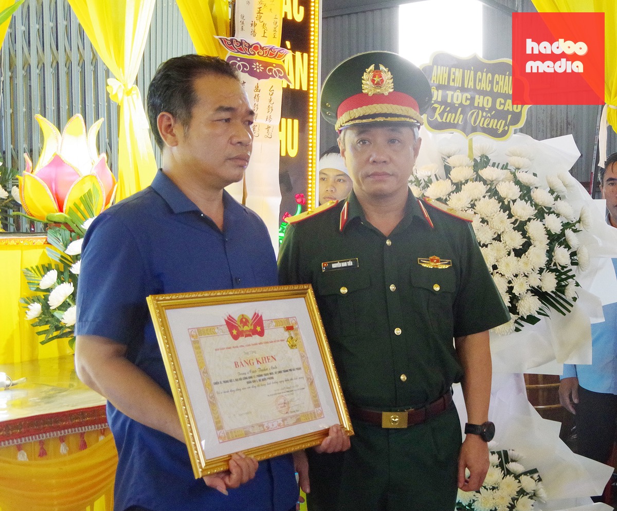 Trao Bằng khen của Trung ương Đoàn Thanh niên Cộng sản Hồ Chí Minh cho đại diện thân nhân của trung sĩ Cao Tuấn Anh