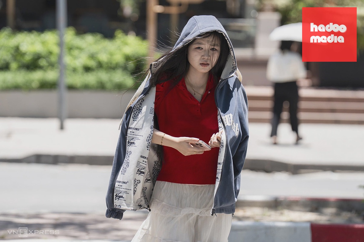 Nắng nóng ở Hà Nội 24/6. Ảnh: Tùng Đinh