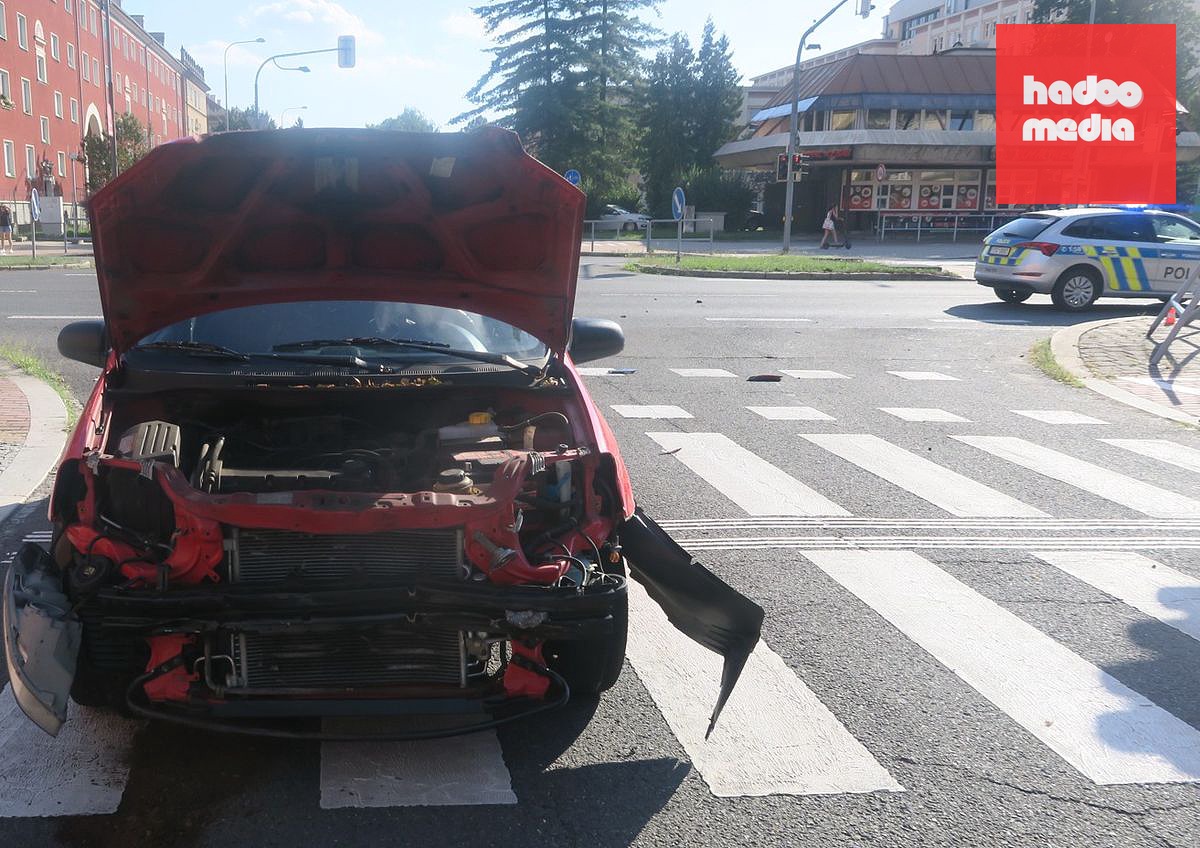 Motocyklista se s osobním automobilem střetl na Hlavní třídě v Havířově, při křížení s ulicí Gorkého.