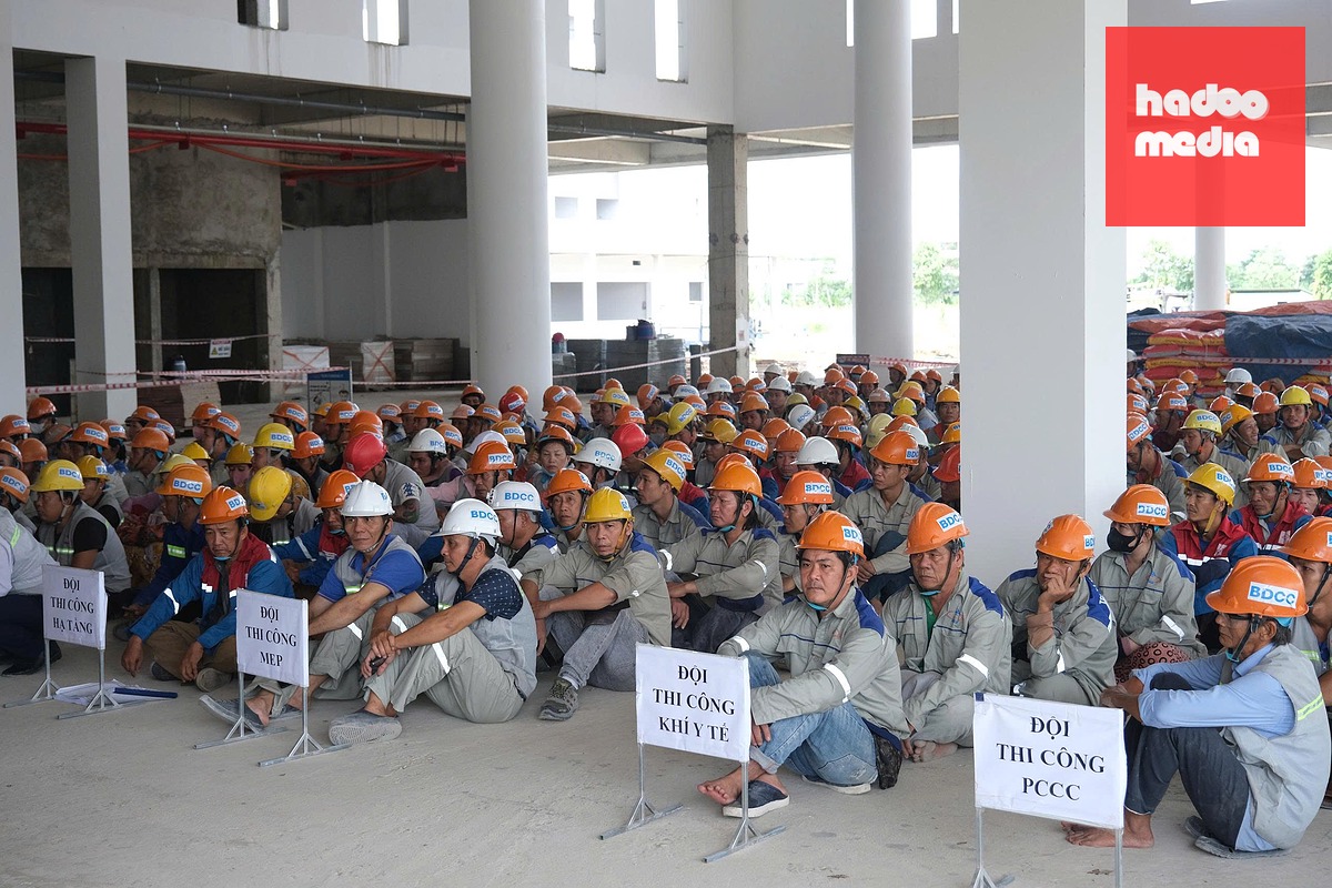 Các công nhân tại lễ phát động chiến dịch "60 ngày đêm" thi công hoàn thành các cột mốc tiến độ dự án Bệnh viện Ung bướu 500 giường - Ảnh: CTV