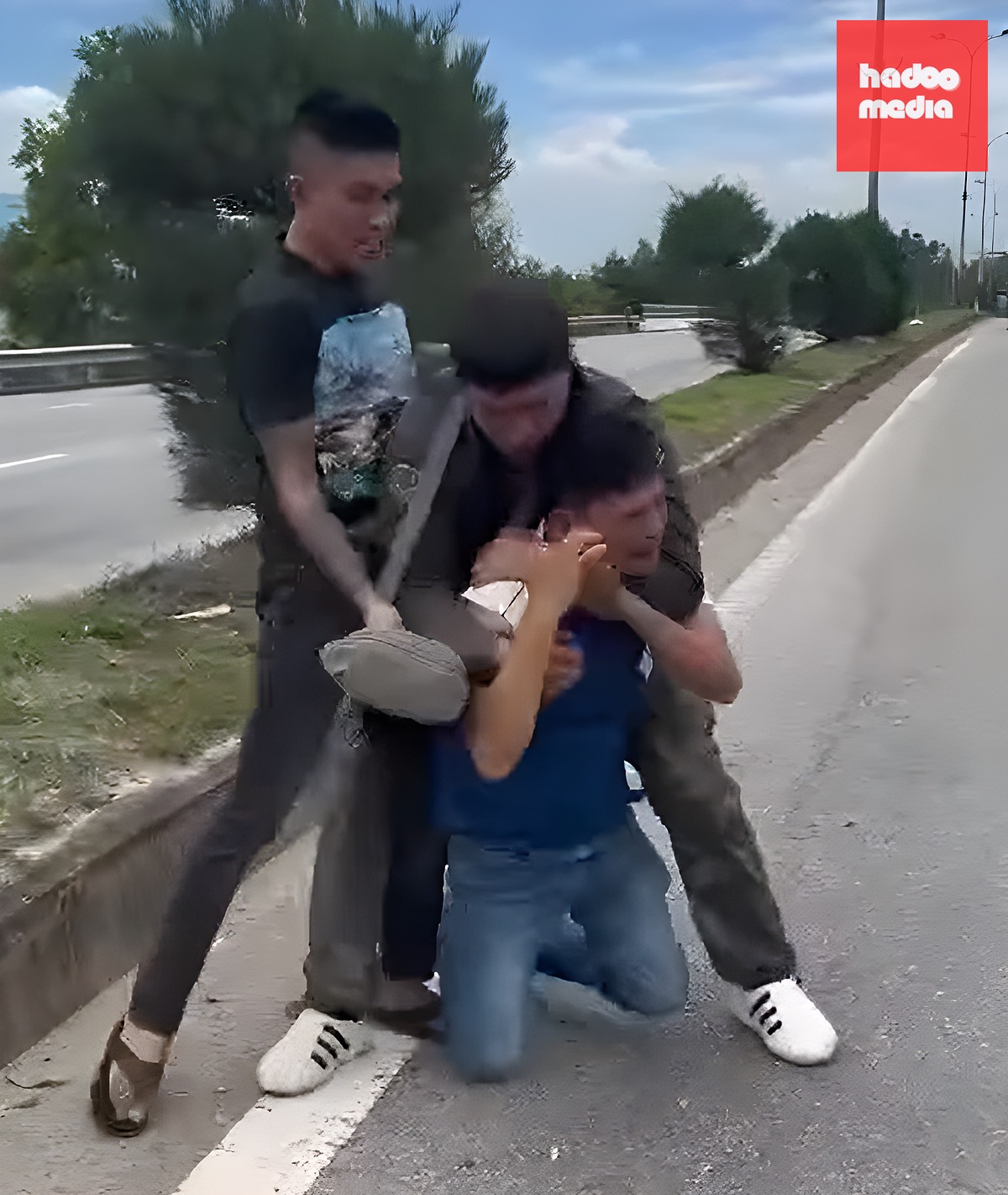 Tài xế tố bị 2 người của nhà xe khác chặn đánh - Ảnh cắt từ clip