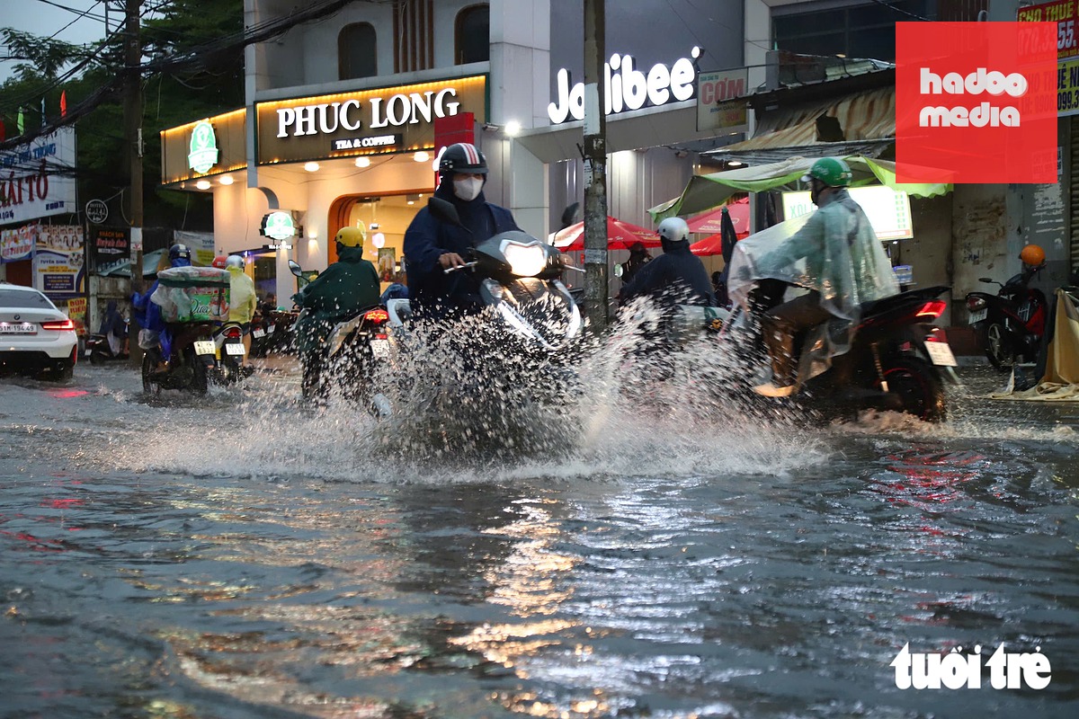 Cơn mưa chiều 9-8 khiến đường Phạm Văn Chiêu, phường An Hội Tây ngập nhẹ - Ảnh: NGỌC LÂN