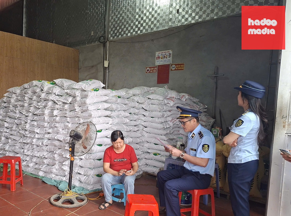Chi cục Quản lý thị trường phát hiện hộ kinh doanh Quân Lan đang đóng gạo vào bao bì Gạo Séng Cù Mường Khương - Ảnh: TỐNG HUỆ