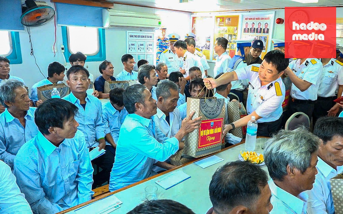 Tàu cá gặp dông lốc chìm ở biển Hoàng Sa, 4 ngư dân được cứu - Ảnh 1.