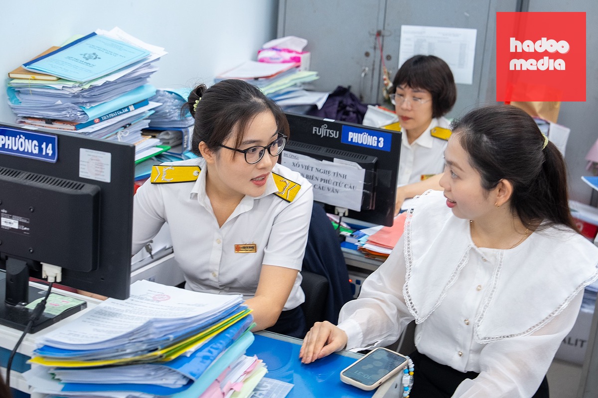 Cán bộ Thuế cơ sở 14 TP.HCM tư vấn, hỗ trợ hộ kinh doanh làm  thủ tục kê khai thuế - Ảnh: HỮU HẠNH