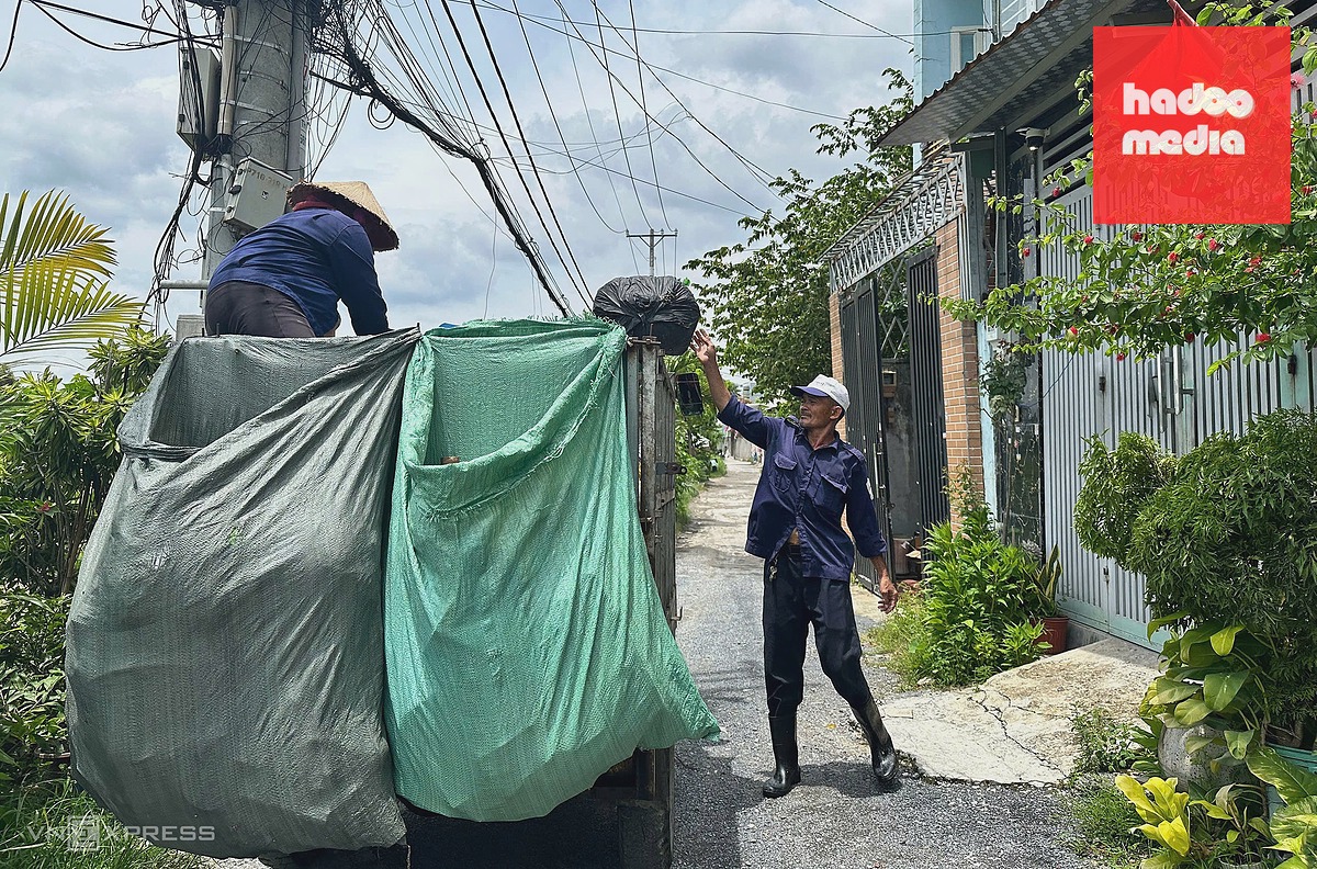 Chị Dung cùng đồng nghiệp thu gom rác ở phường Thới An, tháng 7/2026. Ảnh: Lê Tuyết