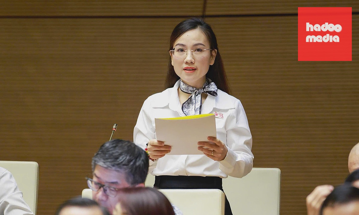 Đại biểu Lưu Thị Thúy Hằng phát biểu tại hội trường sáng 10/8. Ảnh: Hoàng Phong