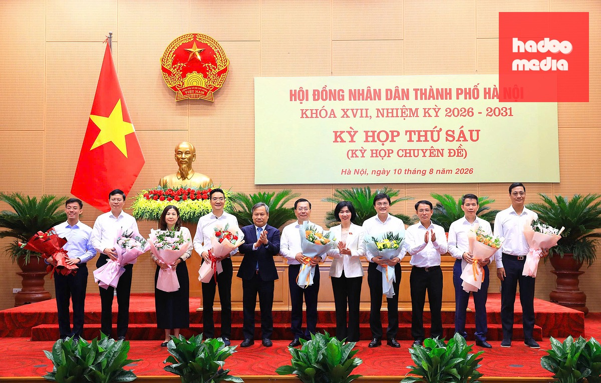 Lãnh đạo TP Hà Nội tặng hoa tri ân các nguyên Ủy viên UBND TP Hà Nội - Ảnh: PHẠM LINH