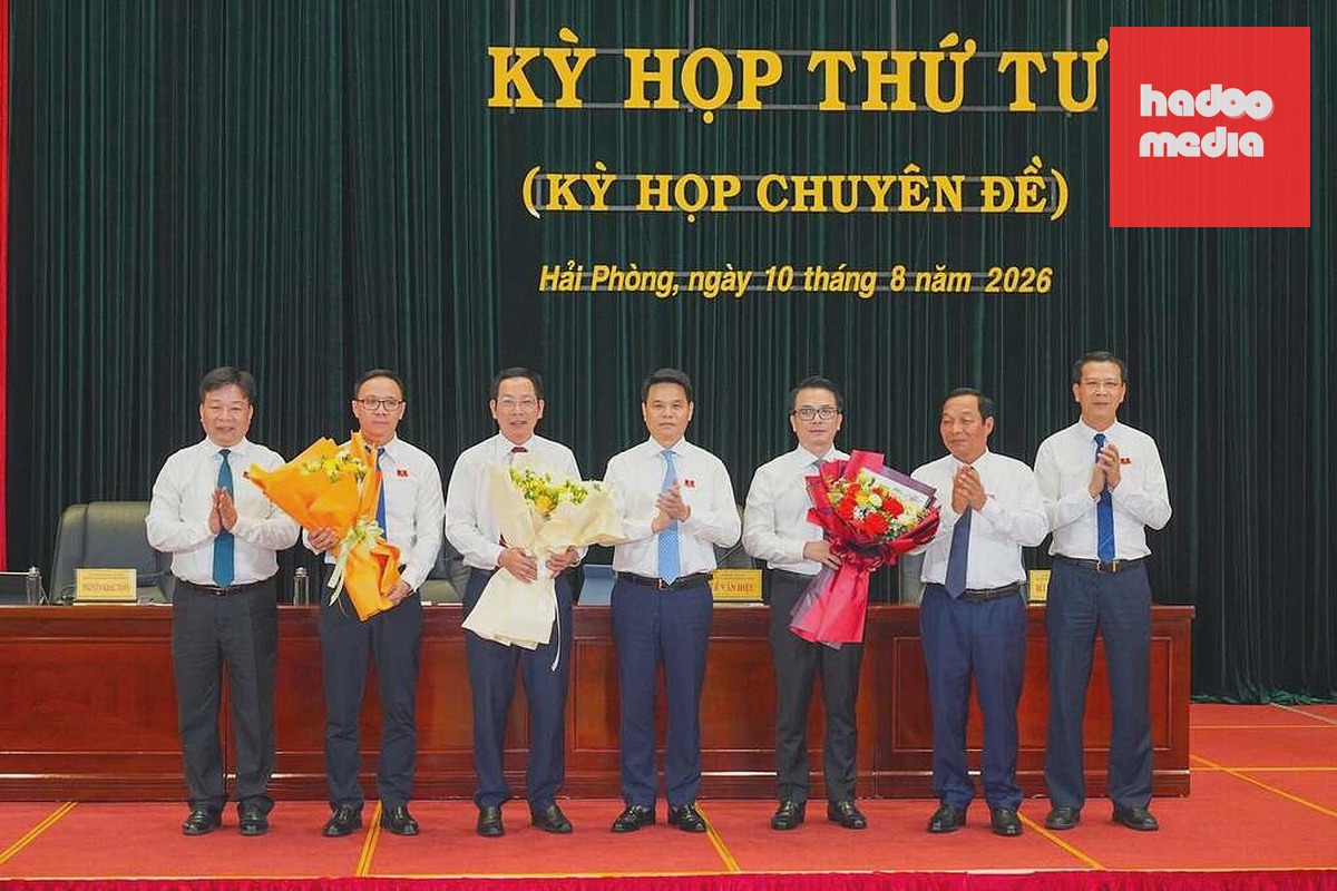 Bí thư Thành ủy Lê Ngọc Châu và Thường trực HĐND thành phố tặng hoa chúc mừng các lãnh đạo được bầu bổ sung. Ảnh: Đàm Thanh