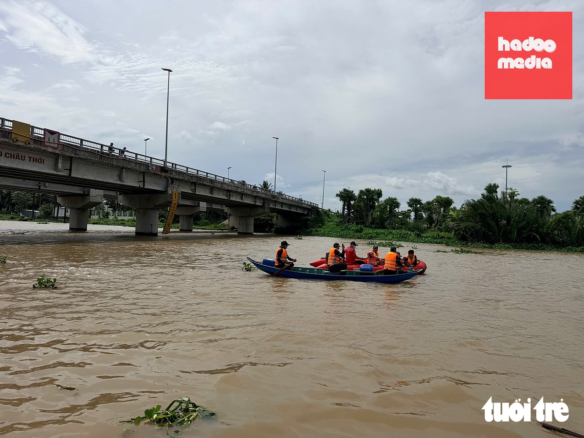 Cảnh sát phòng cháy chữa cháy và cứu nạn cứu hộ tìm thấy thi thể thiếu niên gần chân cầu Trà Đét - Ảnh: H.T.