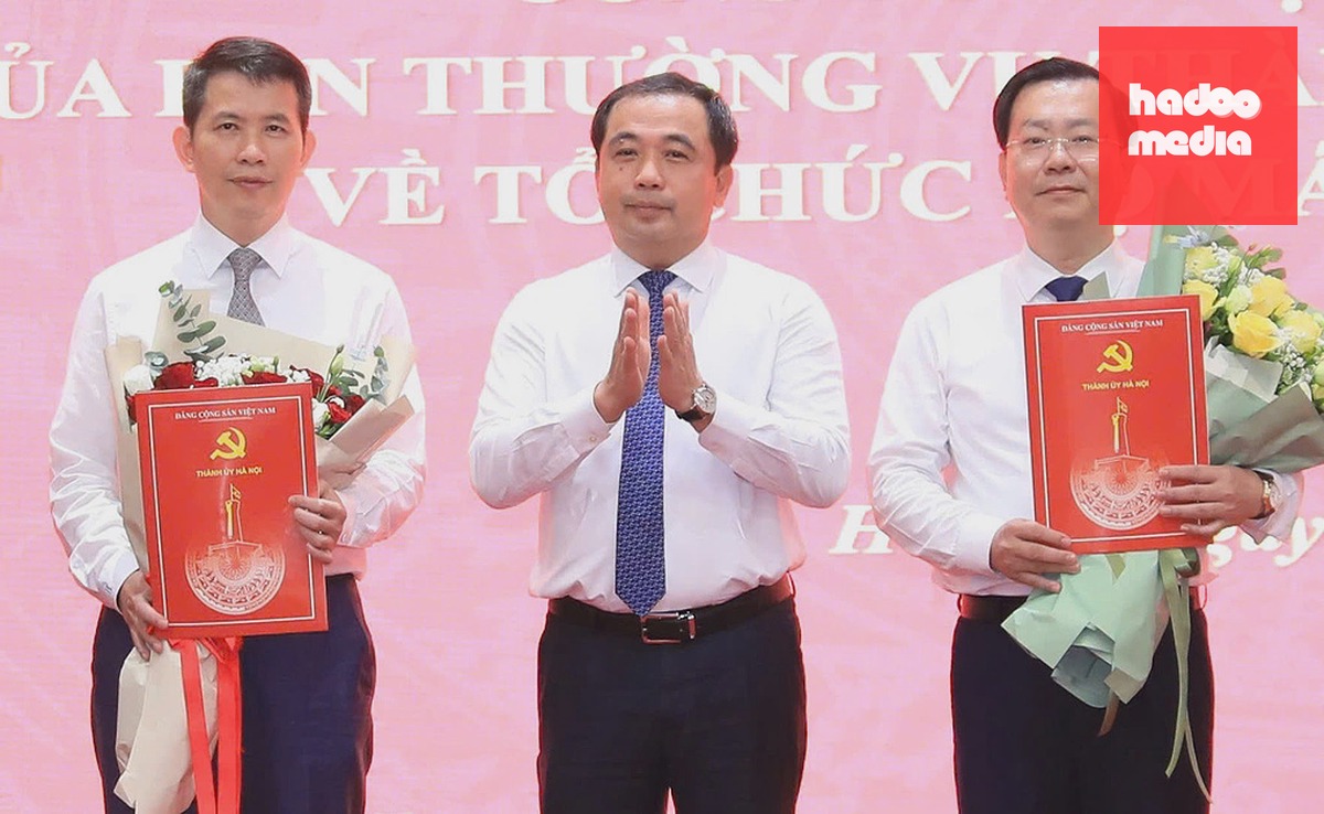 Bí thư Thành ủy Hà Nội Trần Đức Thắng trao quyết định cho Giám đốc Sở Xây dựng Võ Nguyên Phong (bên phải) và Giám đốc Sở Văn hóa, Thể thao và Du lịch Phạm Tuấn Long (bên trái). Ảnh: Hoàng Phong