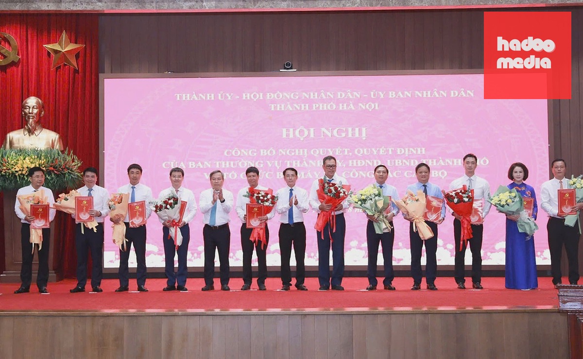 Lãnh đạo Thành ủy, UBND thành phố trao quyết định cho người đứng đầu một số đơn vị. Ảnh: Hoàng Phong