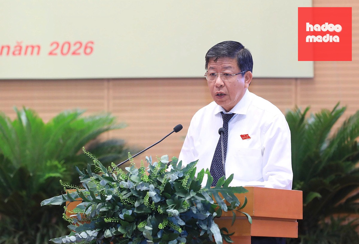 Phó chủ tịch thường trực UBND TP Hà Nội Dương Đức Tuấn trình bày tờ trình - Ảnh: HĐND TP Hà Nội