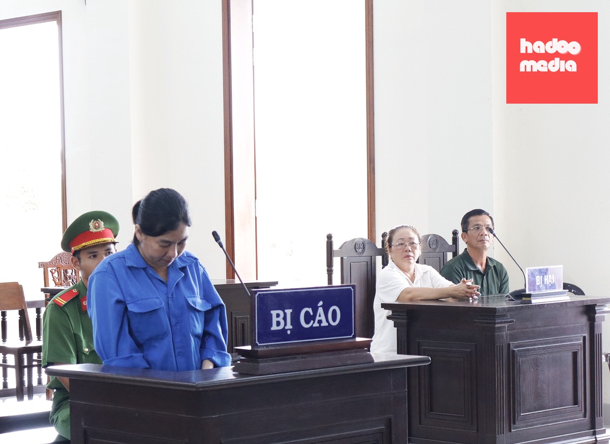 Bị cáo Trương Thị Kim Loan nghe tòa tuyên án - Ảnh: NHẪN NAM