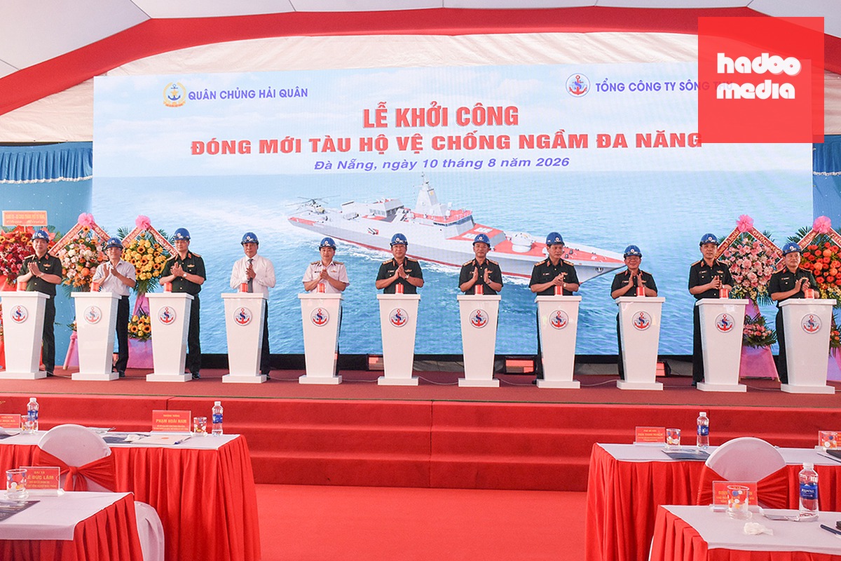 Các đại biểu nhấn nút khởi công tại buổi lễ. Ảnh: Tú Anh