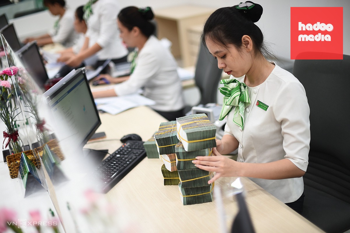 Nhân viên một ngân hàng ở TP HCM kiểm đếm tiền mặt. Ảnh: Thanh Tùng