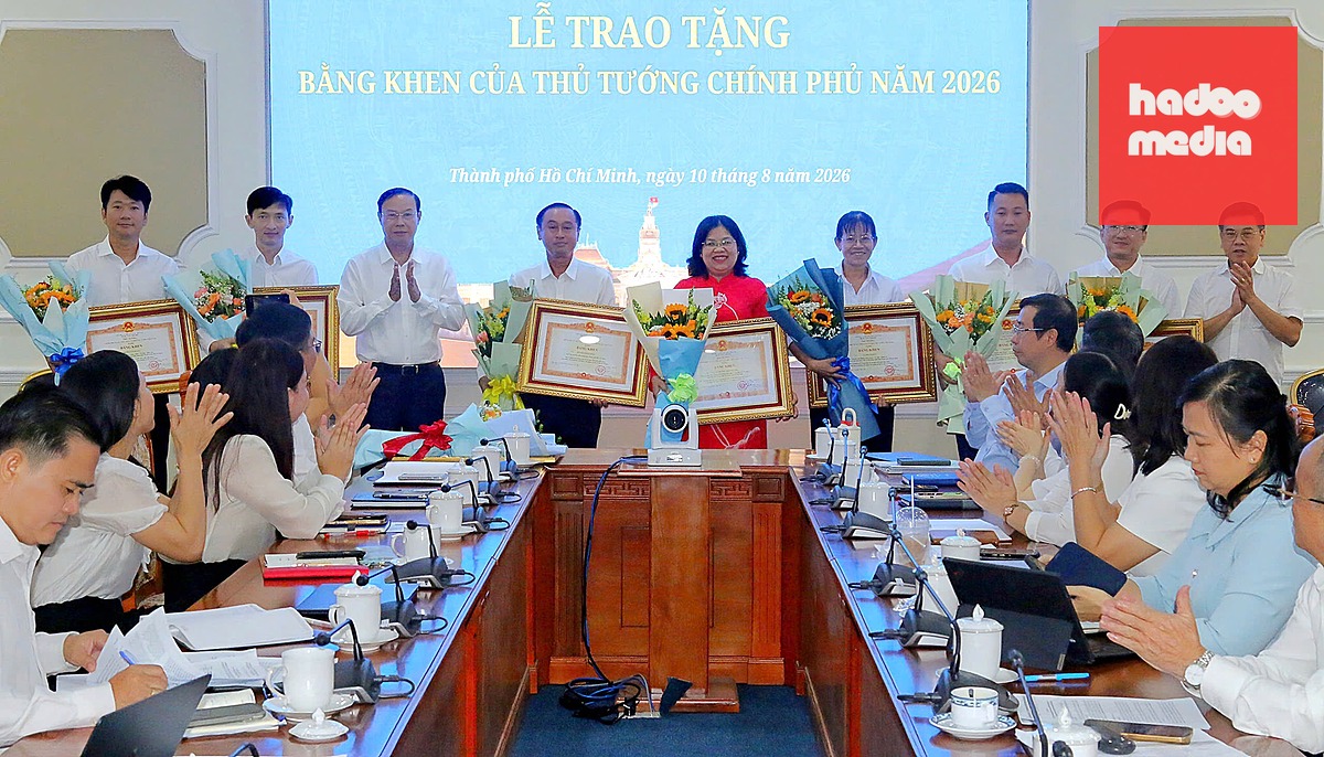 Thường trực HĐND TP.HCM trao bằng khen của Thủ tướng Chính phủ đến Phó chủ tịch HĐND TP Huỳnh Thanh Nhân, Phó chủ tịch HĐND TP Nguyễn Trường Nhật Phượng cùng 5 cá nhân thuộc Văn phòng Đoàn ĐBQH và HĐND TP - Ảnh: THU THẢO
