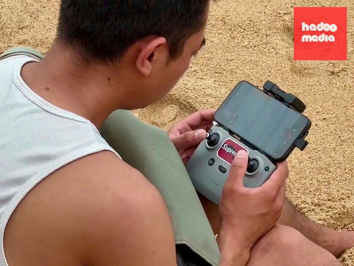 Người dân dùng cả flycam bay tìm kiếm nạn nhân - Ảnh: THANH THƯƠNG