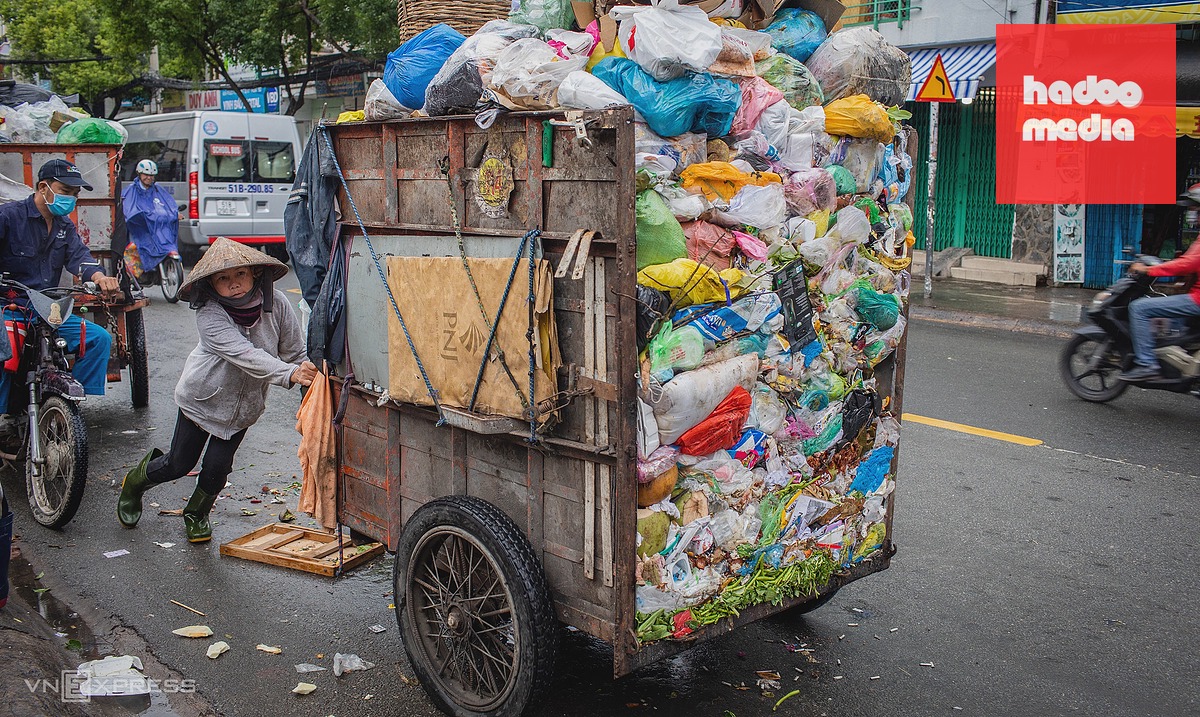 Một điểm tập kết rác thải dân lập ở khu vực quận Bình Thạnh cũ. Ảnh: Thành Nguyễn