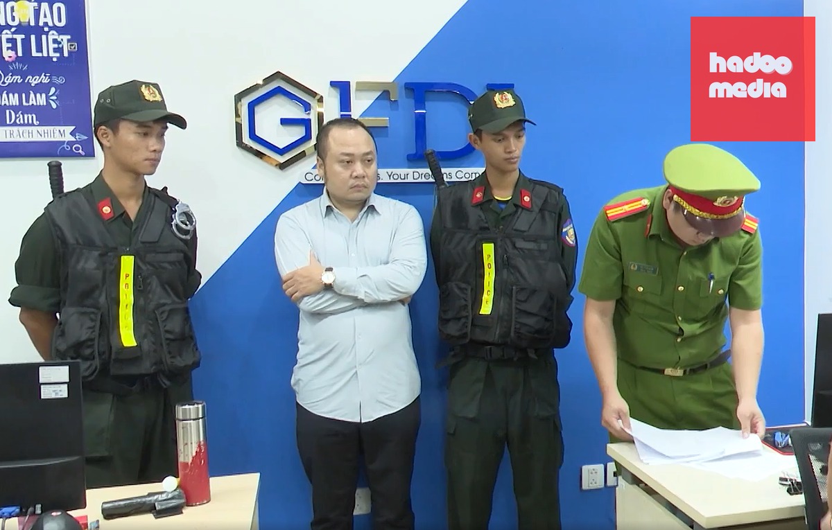Ông Nguyễn Quang Hoàng tại thời điểm cơ quan điều tra khám xét trụ sở công ty - Ảnh: H.B.