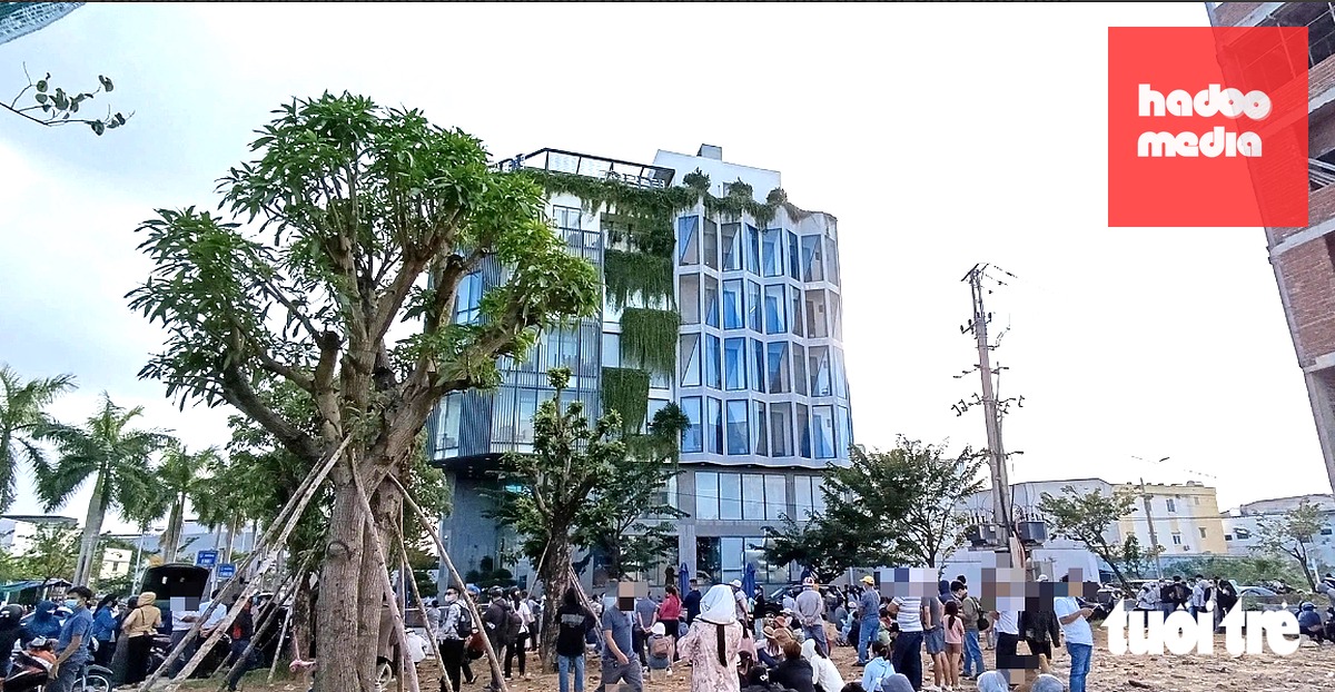 Trụ sở GFDI khi xảy ra sự việc có rất nhiều người tập trung bên ngoài - Ảnh: ĐOÀN CƯỜNG