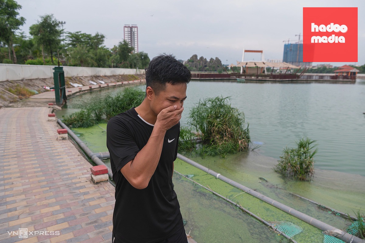 Loạt hồ điều hòa ở Hà Nội xuất hiện váng xanh và mùi hôi gây bức xúc