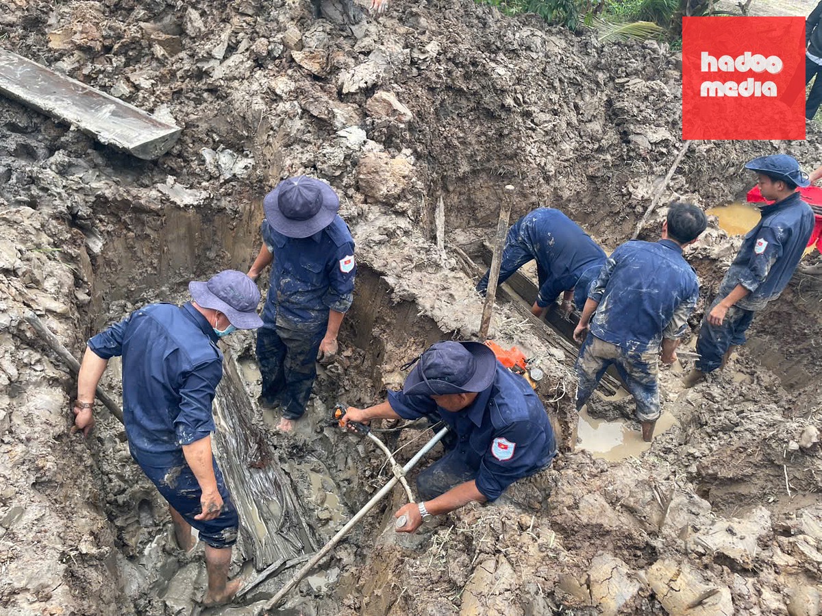 Cán bộ, chiến sĩ Đội K92 tìm kiếm, cất bốc được 3 hài cốt liệt sĩ ở gần khu vực nghĩa trang Vĩnh Ty (tỉnh An Giang) - Ảnh: LÊ VŨ