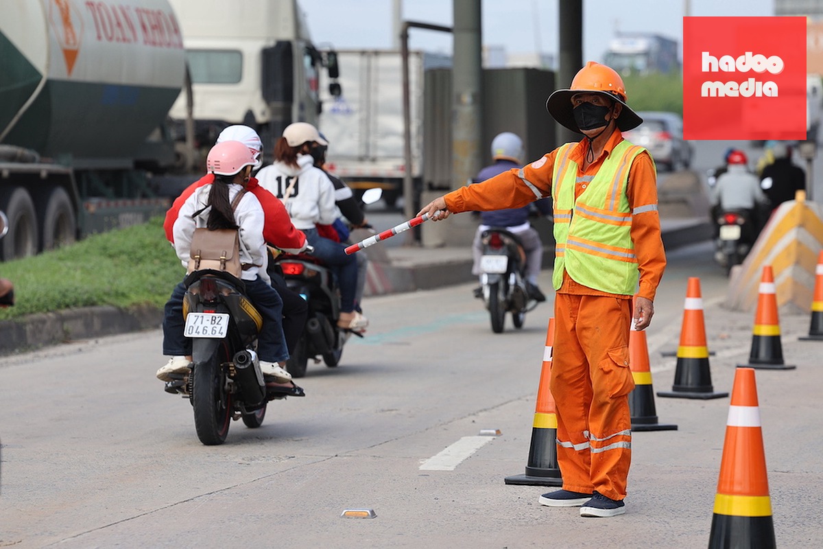 Lực lượng chức năng phân làn giao thông khi tháo dỡ. Ảnh: Phước Tuấn