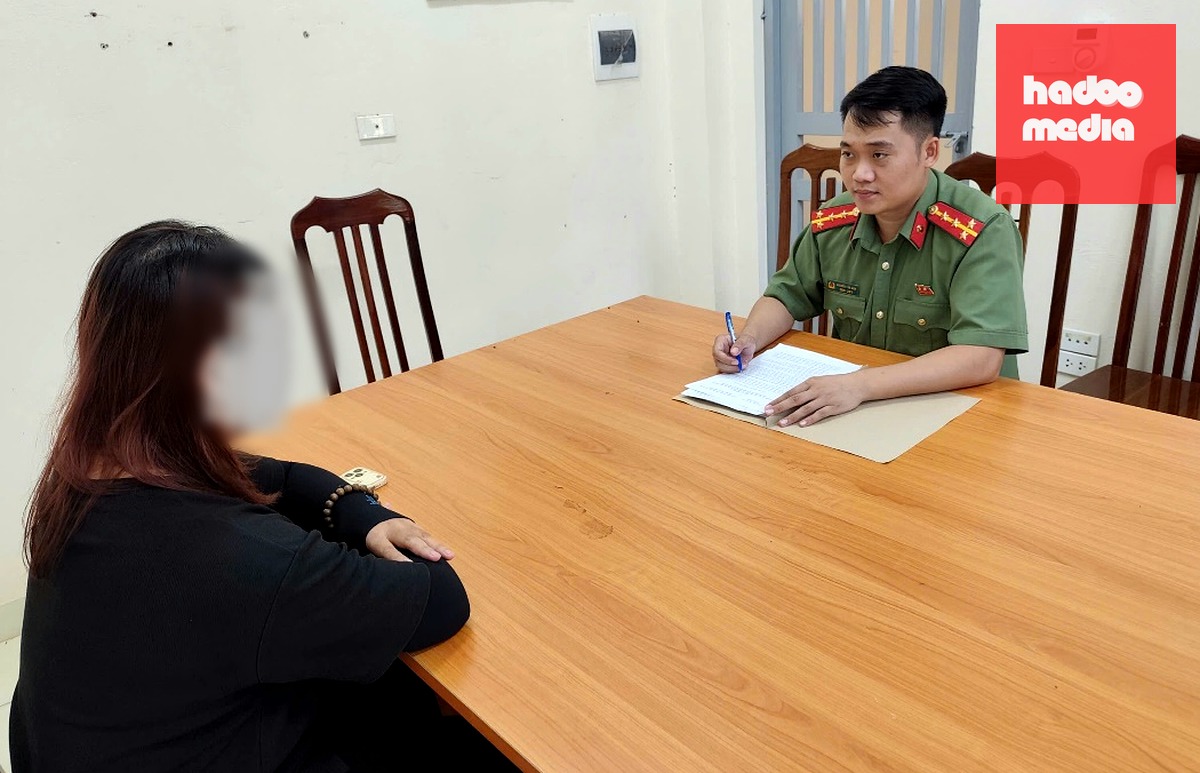 Công an xã Phú Cát làm việc với chị B.T.H. - Ảnh: Công an cung cấp