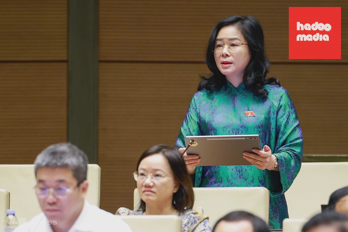 Bác sĩ chuyên khoa II Lê Thị Hoài Chung, Giám đốc Sở Y tế tỉnh Nghệ An, phát biểu tại nghị trường sáng 11/8. Ảnh: Hoàng Phong