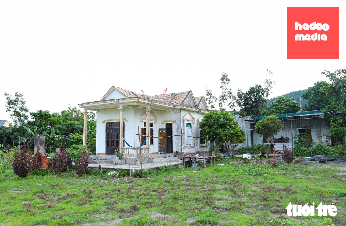 Gia đình bà Huân có 5 người con. Trong đó 4 người con trai đã xây dựng nhà trên phần đất của bà Huân. Đất không thể tách thửa làm giấy chứng nhận quyền sử dụng đất, nên các con bà Huân cũng chẳng thể vay vốn ngân hàng để làm ăn - Ảnh: THANH NGUYÊN