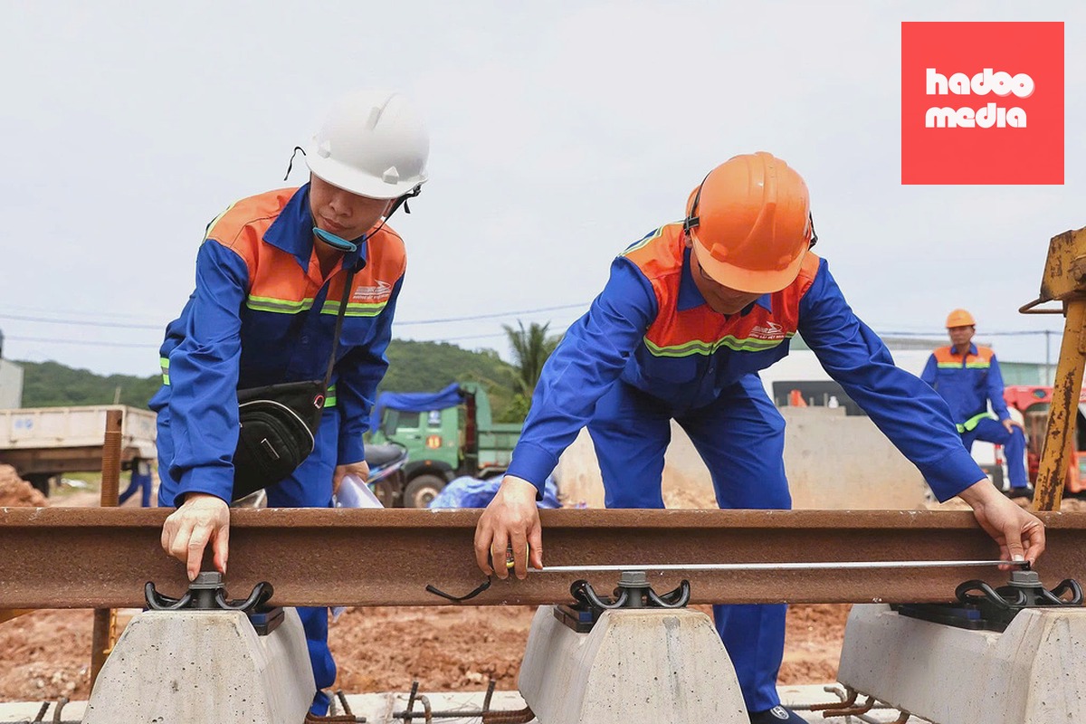 Kỹ sư lắp ray hiệu chuẩn tuyến tàu điện nhẹ Phú Quốc. Ảnh: Sun Group