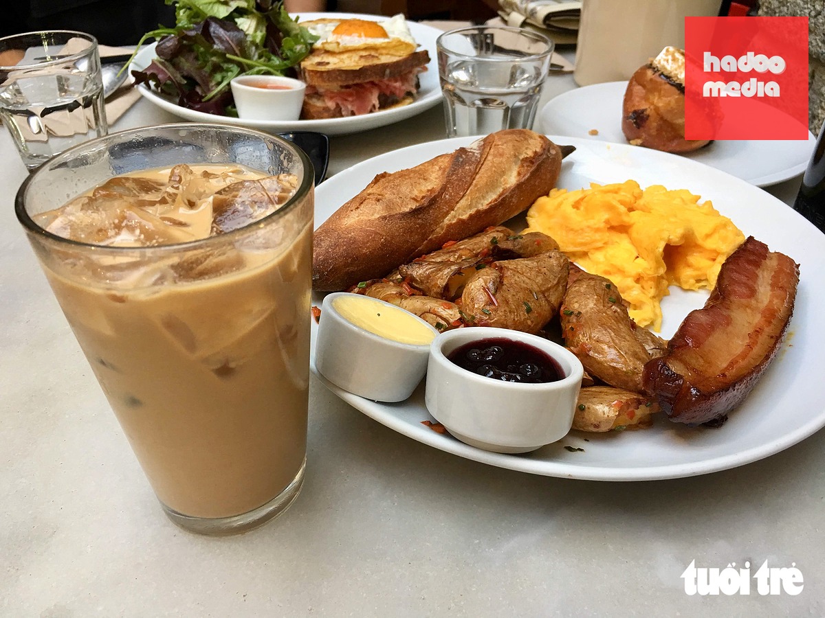Món latte lấy cảm hứng từ cà phê sữa đá Việt Nam tại một nhà hàng ở Mỹ - Ảnh: NGỌC ĐÔNG