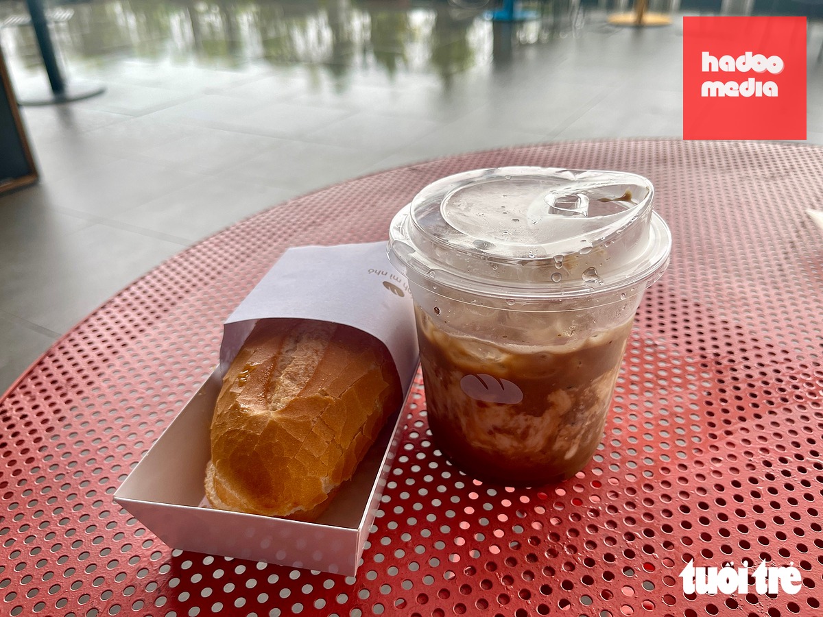 Cả người nước ngoài cũng biết combo bánh mì và cà phê sữa đá cho bữa sáng ở Việt Nam - Ảnh: NGỌC ĐÔNG