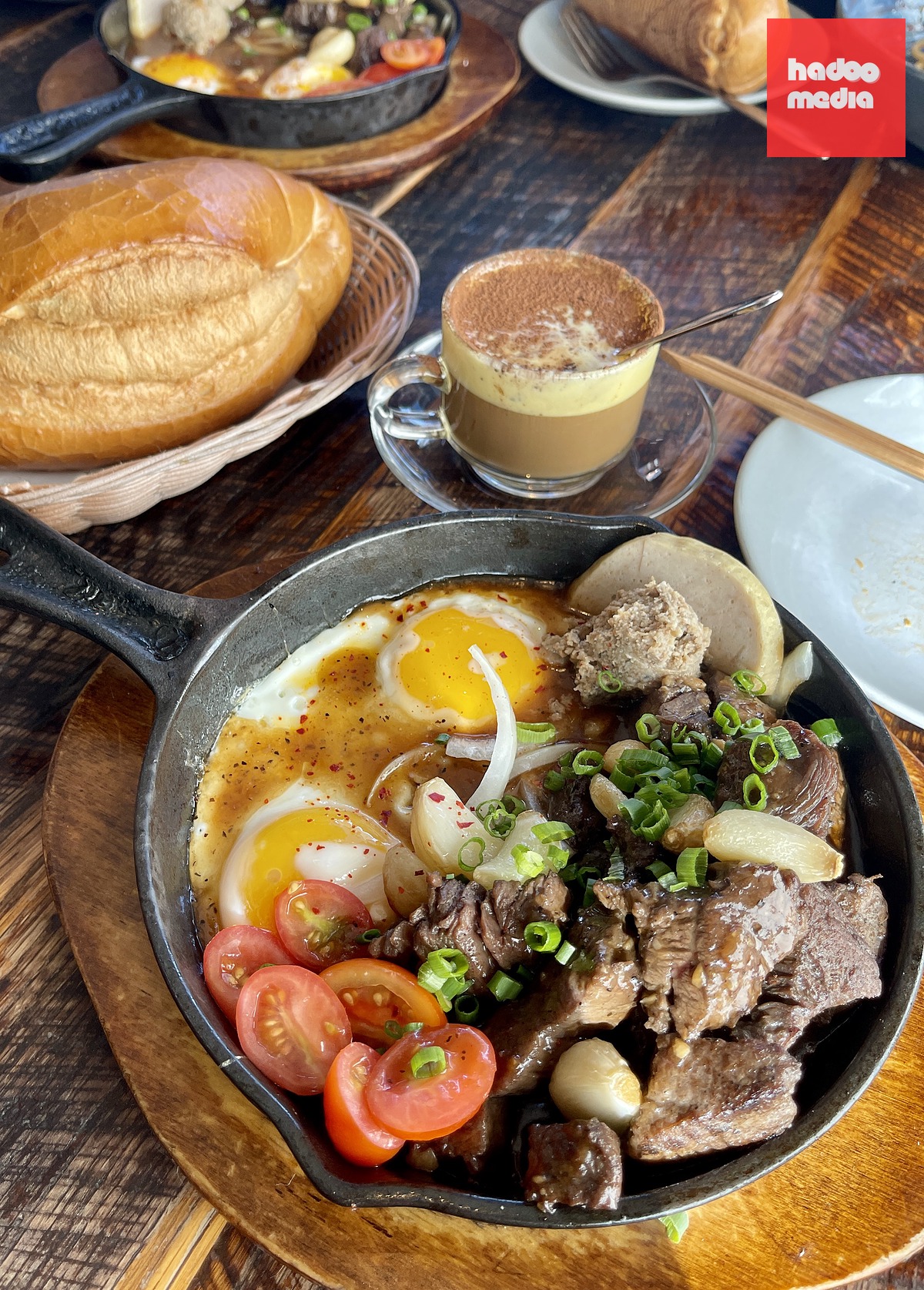 Bánh mì chảo và cà phê trứng tại một nhà hàng Việt Nam ở Mỹ - Ảnh: NGỌC ĐÔNG