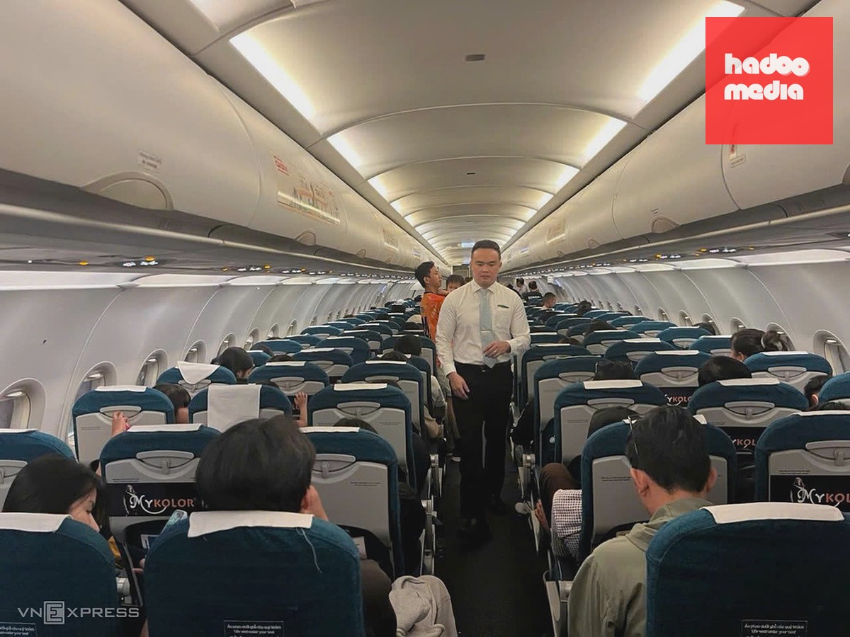 Chuyến bay VN1467 của hãng hàng không Vietnam Airlines đang phải nằm chờ tại sân bay Cần Thơ. Ảnh: Hạ Giang
