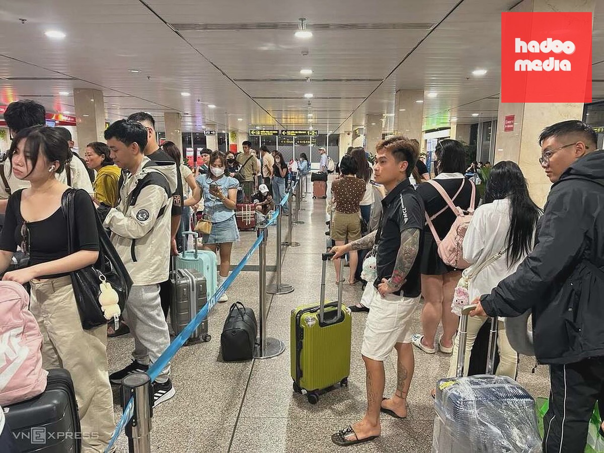 Nhà ga T1 lúc 20h45 ngày 10/8. Ảnh: Tuấn Việt