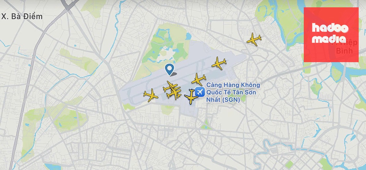 Nhiều máy bay đậu chờ ở sân đỗ sân bay Tân Sơn Nhất. Ảnh: Flighttradar24