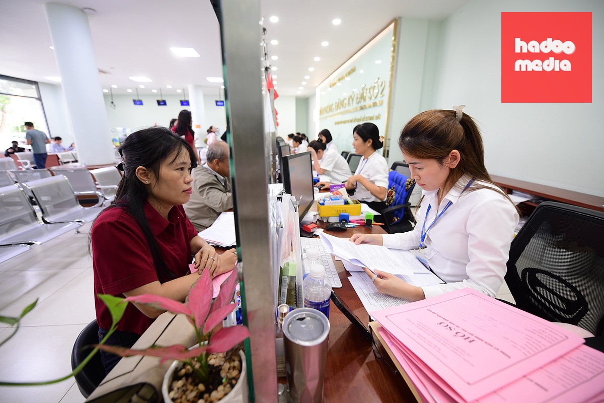 Người dân làm thủ tục đất đai tại Văn phòng đăng ký đất số 2, TP.HCM - Ảnh: QUANG ĐỊNH