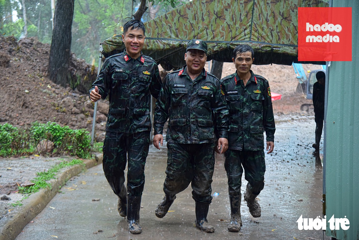 Nụ cười vẫn hiện trên gương mặt những cán bộ, chiến sĩ sau nhiều giờ tìm kiếm dưới mưa. Các chiến sĩ giữ vững tinh thần lạc quan, cùng nhau vượt qua khó khăn để hoàn thành nhiệm vụ tại công viên Lê Thị Riêng - Ảnh: TRÍ ĐỨC