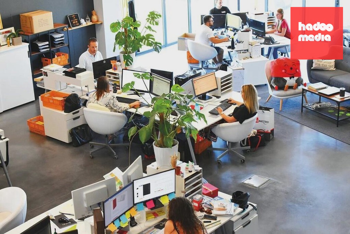 Người lao động Pháp làm việc tại văn phòng ở Veauche, Loire. Ảnh: commisceo-global.com