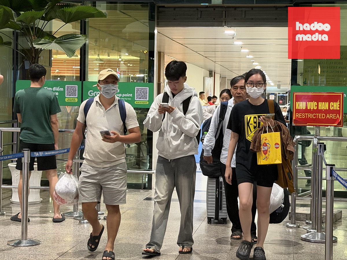 Hành khách đáp chuyến bay tới Tân Sơn Nhất và ra khỏi ga đến lúc 22h ngày 11-8 tại khu vực sảnh Vietjet - Ảnh: CÔNG TRUNG