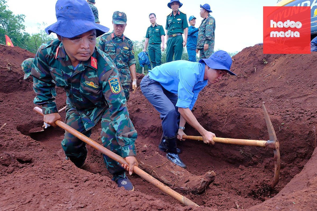 Sau gần một tháng tìm kiếm, Đội K72 đã quy tập được 26 hài cốt liệt sĩ cùng nhiều di vật tại khu vực xã Minh Đức, TP Đồng Nai - Ảnh: A LỘC